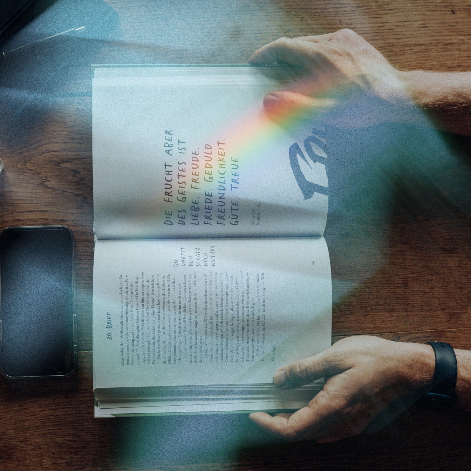 Aufgeschlagenes Buch «Wenn Gott dir schreibt» auf einem Holztisch